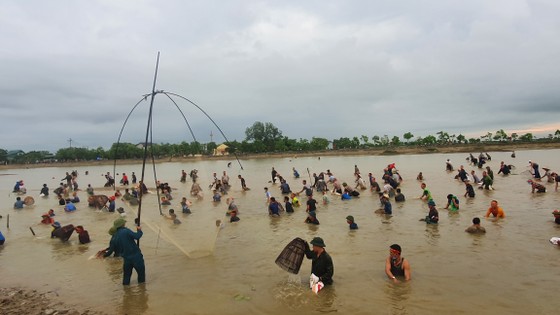 Hàng trăm người háo hức đánh bắt cá từ hồ Đầm Lô, Hà Tĩnh Ảnh 1