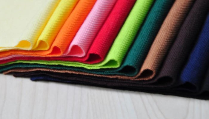 Dùng muối để chữa vết bỏng sắt trên sợi bông