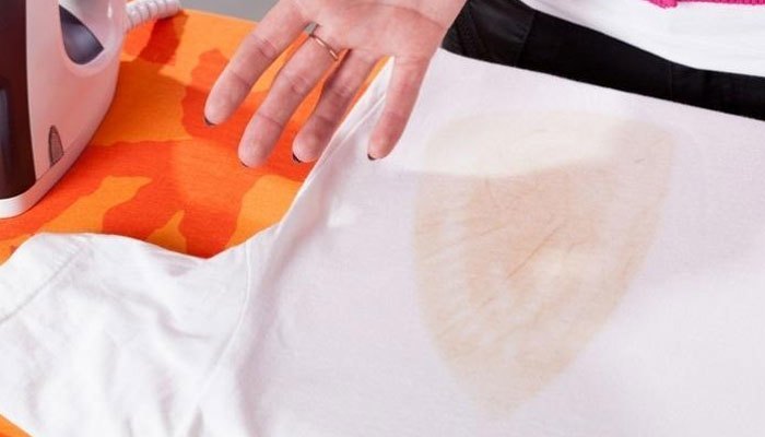 Cháy sắt trên vải sợi hóa học bằng khăn ướt