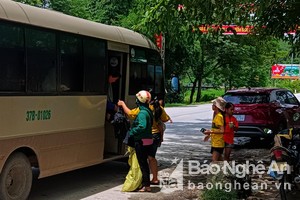 Xe khách Nam Lý, BKS 37B 01026 thường xuyên bắt khách dọc đường trên địa bàn thị trấn Tân Lạc, huyện Quỳ Châu.  Ảnh: QA