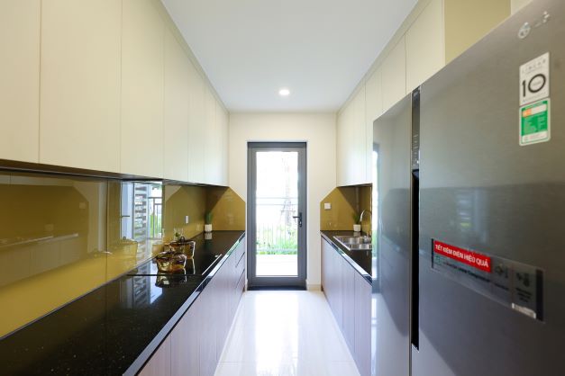 Thiết kế phòng bếp cũng là một điểm cộng của căn hộ Hanoi Melody Residences.  Phòng bếp được ngăn cách với phòng khách bằng cửa và thông với lô gia giúp đối lưu không khí, ngăn mùi hôi xâm nhập vào các phòng còn lại.