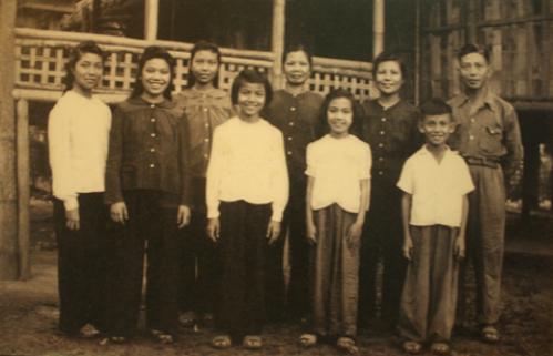 Ông Đỗ Đình Thiện cùng gia đình ở chiến khu Việt Bắc.  Ảnh tư liệu