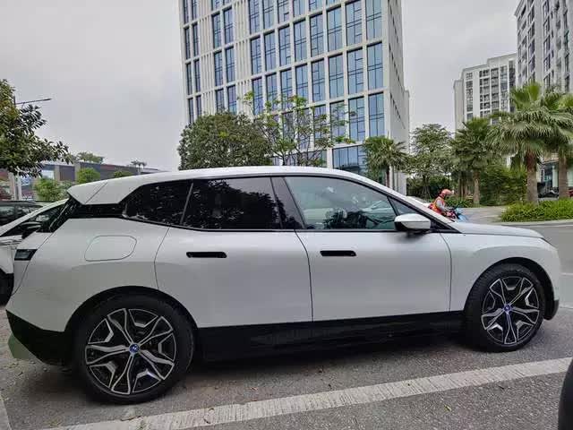 BMW iX đầu tiên tại Việt Nam ra biển số - Mẫu SUV chạy điện VinFast VF 8 - Ảnh 4.