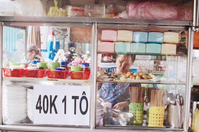 Điều đặc biệt khiến quán vỉa hè Sài Gòn nổi tiếng thế giới là cả chục năm vẫn giữ giá bình dân - Ảnh 6.