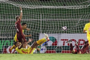 Trọng tài bỏ qua 2 bàn thắng của Thanh Hóa là chính xác;  Tiền đạo Huỳnh Như chính thức sang Bồ Đào Nha thi đấu 