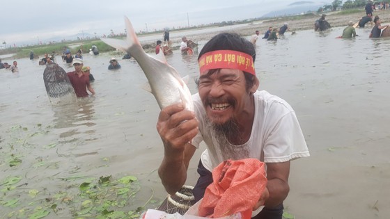 Hàng trăm người háo hức đánh bắt cá từ hồ Đầm Lô, Hà Tĩnh Ảnh 3