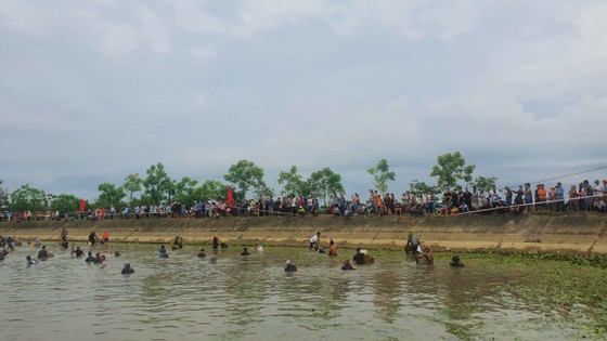 Hàng trăm người dân háo hức đánh bắt cá từ hồ Đầm Lô, tỉnh Hà Tĩnh Ảnh 2