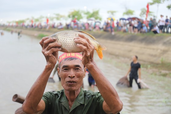 Hàng trăm người háo hức đánh bắt cá từ hồ Đầm Lô, Hà Tĩnh Ảnh 21