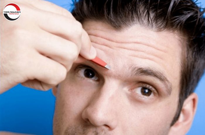 nhìn vào lông mày của đàn ông