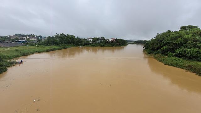 Mưa lớn, nước trên sông ở Hà Tĩnh dâng cao