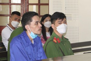 Bị cáo Đậu Đức Thuận bị truy tố 2 tội danh.  Ảnh: An Quỳnh.
