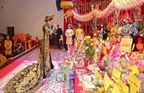 Các nghệ sĩ tất bật dâng hương tổ tiên tại Sân khấu kịch Trịnh Kim Chi