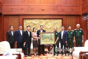 Văn phòng Thủ tướng Chính phủ Lào và Văn phòng Chính phủ Việt Nam thăm Bộ Tư lệnh Quân khu 4 