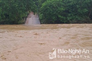 Cầu tràn thôn Sốp Cốc, xã Yên Thắng bị ngập nặng.  Ảnh: CTV