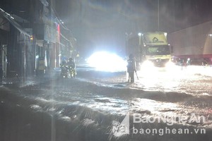 Cảnh sát giao thông làm nhiệm vụ hỗ trợ phương tiện qua khu vực ngập lụt trên quốc lộ 1A