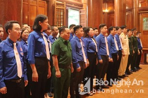 Đoàn đại biểu dự Đại hội đại biểu Đoàn TNCS Hồ Chí Minh tỉnh Nghệ An dâng hương tưởng niệm Chủ tịch Hồ Chí Minh và các anh hùng liệt sĩ