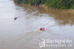Cơ quan chức năng tìm kiếm thi thể nạn nhân dưới sông Lam.  Ảnh: Huy Thu