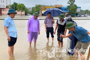 Lãnh đạo thành phố Vinh và xã Nghi Phú kiểm tra hố thoát nước tại đường 72 mét.  Ảnh: QA 