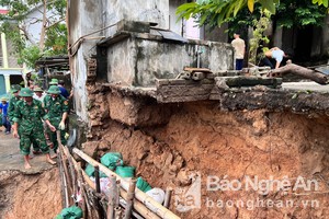 Nhiều khu dân cư ở thị xã Hoàng Mai tan hoang trong mưa lũ
