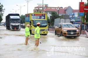 Quốc lộ 1A đoạn qua thị xã Hoàng Mai vẫn ngập