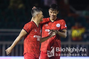 Công Vinh ghi bàn trong trận giao hữu giữa sao Việt và huyền thoại Dortmund