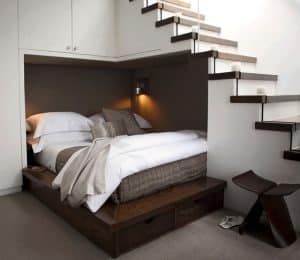 Cấm kê giường dưới gầm cầu thang.