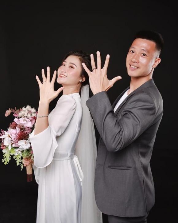 Cầu thủ nổi tiếng của bóng đá Việt Nam đi lấy chồng, cô dâu 6 múi cực xinh