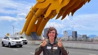 Phi công 16 tuổi bay vòng quanh thế giới một mình dừng chân tại Đà Nẵng