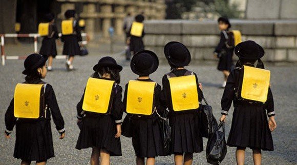 Tại sao người Nhật thường để trẻ tự đi bộ đến trường thay vì đưa đón?  - Ảnh 3.