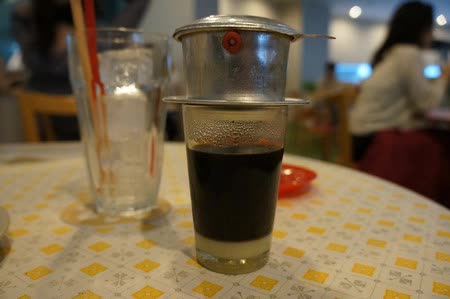     Khách Tây tóm tắt hướng dẫn uống cà phê chuẩn Việt: Ly nước đẹp đến ứa nước miếng!  - Ảnh 4.