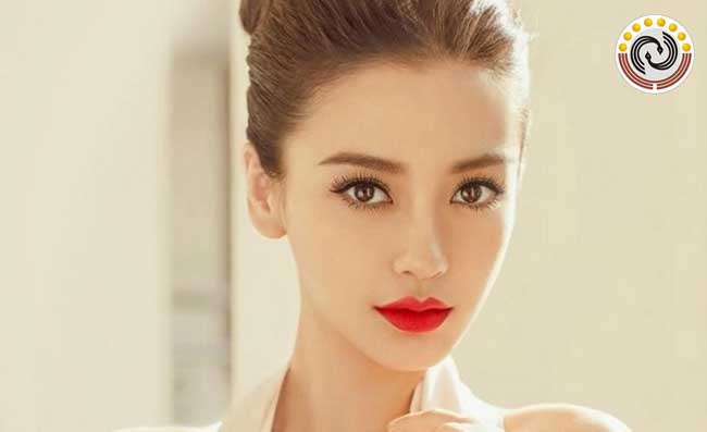 Phụ nữ sở hữu vầng trán lộ lông mày nói lên điều gì?