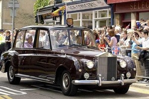 Bộ sưu tập xe hơi đắt tiền của Nữ hoàng Elizabeth II