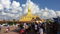 Đến thăm các ngôi chùa ở Lào, làm thế nào để được phép?
