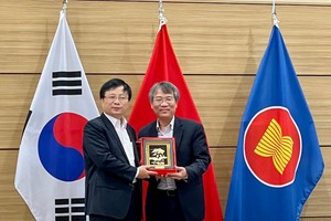Đoàn Nghệ An thăm và làm việc với Đại sứ quán Việt Nam tại Hàn Quốc