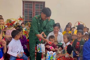 Bộ đội Biên phòng mang Tết Trung thu cho trẻ em nghèo biên giới