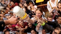 Lễ hội bia Oktoberfest 'bận rộn' trở lại sau hai năm gián đoạn do dịch Covid-19