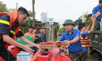     Thanh niên tình nguyện giúp dân khắc phục hậu quả lũ lụt 